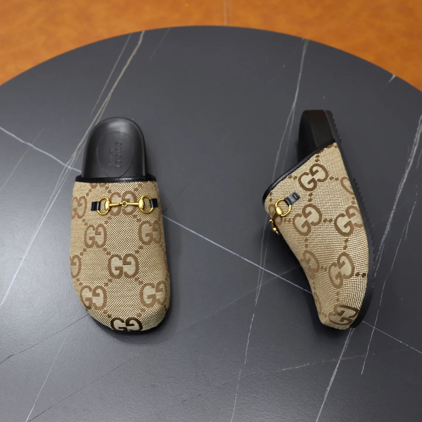 Ex-factory price: 340💰🙅‍♂️🙅‍♂️🙅‍♂️Couple model Brand: GUCCI Standard code: 35-44 (45 customized) Grade: Same as the official website Material: Original leather design Original lightweight wear-resistant molded outsole Style category: Men's fashion sandals Distinguished luxury brand elements Top luxury Color: Actual picture color